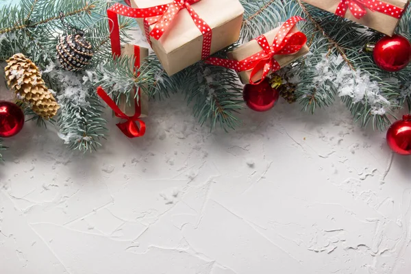 Fondo de decoración de Navidad. Árbol de Navidad y adornos navideños. Copiar espacio —  Fotos de Stock