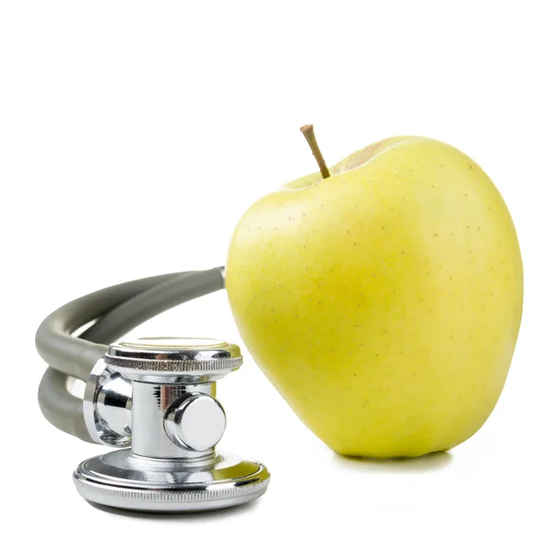 Медицинский стетоскоп с зеленым яблоком изолирован на белом фоне. Концепция диеты, здравоохранения, питания или медицинского страхования . — стоковое фото