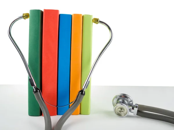 Stetoscopio medico e mucchio di libri. Formazione professionale medica e concetto di informazione . — Foto Stock