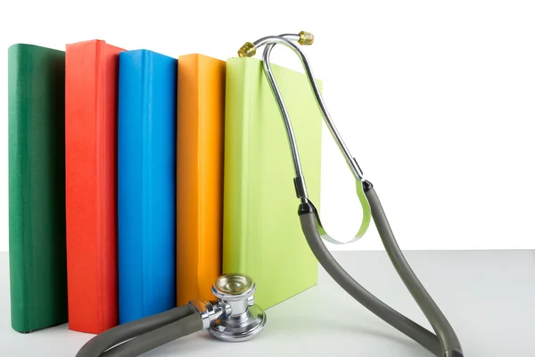 Stetoscopio medico e mucchio di libri. Formazione professionale medica e concetto di informazione . — Foto Stock