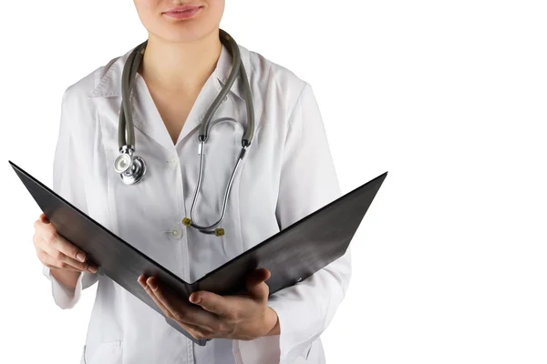 Main de femme médecin tenant stéthoscope et presse-papiers isolés sur fond blanc. Concept of Healthcare And Medicine. Espace de copie . — Photo