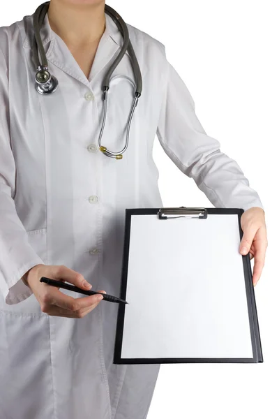 Mão de doutora feminina segurando uma caneta e prancheta com papel em branco (documento, relatório) e estetoscópio isolado em fundo branco. Conceito de Saúde e Medicina. Espaço de cópia . — Fotografia de Stock