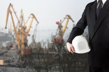 Mühendis el beyaz güvenlik kask işçi için tutarak, yakın çekim