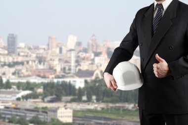 Mühendis el beyaz güvenlik kask işçi için tutarak, yakın çekim