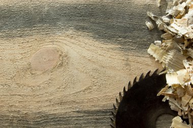 Talaş ile ahşap masa üstünde alet marangoz. Çalışma alanı'na yukarıdan marangoz