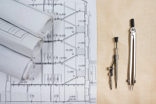 Arkitektoniska ritningar, blueprint rullar, kompass avdelare, calc — Stockfoto