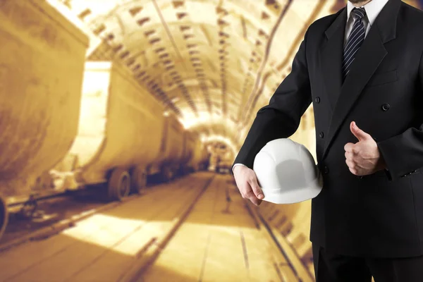 Primer plano de la mano del ingeniero sosteniendo casco de seguridad blanco para el trabajador — Foto de Stock