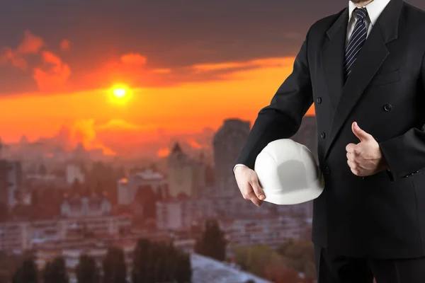 Close up of engineer hand holding white safety helmet for worker — Stock Photo, Image