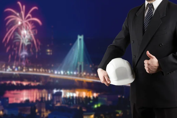 Close up of engineer hand holding white safety helmet for worker — Stock Photo, Image