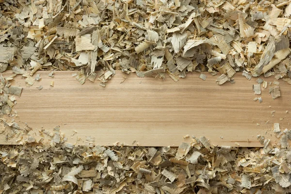 木匠工具与木屑木制的桌子上。木匠工作场所顶视图 — 图库照片