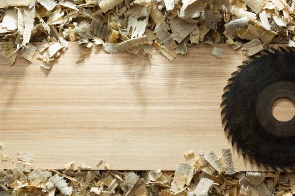 Столярные инструменты на деревянном столе с опилками. Вид сверху на рабочее место плотника
