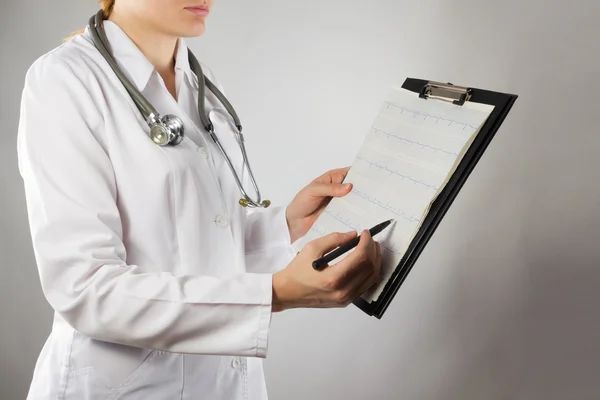 Здравоохранение и медицина - врач с медицинским планшетом — стоковое фото