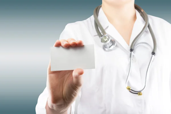 Female doctor's hand holding blank business card. Close up shot — Stock Photo, Image