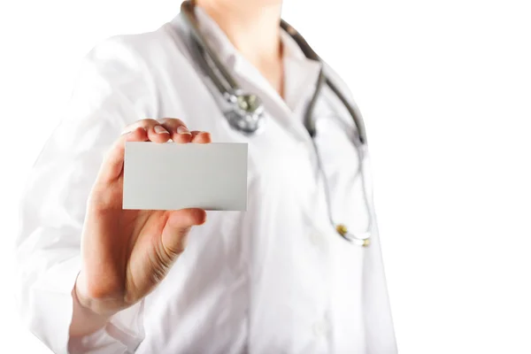 Boş kartvizit tutan kadın doktorun el. Beyaz arka plan üzerinde atış kapatın. Sağlık ve tıp kavramı. Kopya alanı