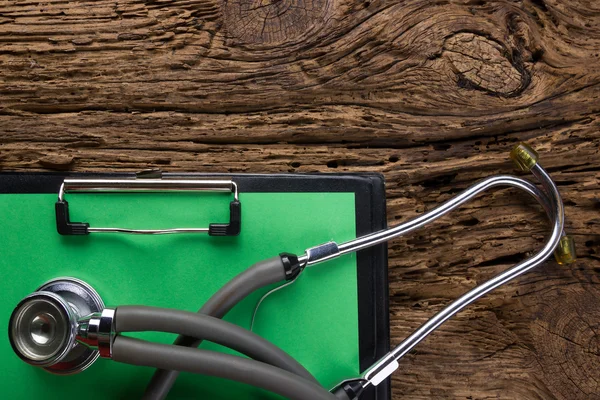 Médecine alternative stéthoscope, presse-papiers sur table en bois vue de dessus. Une formation médicale. Concept d'alimentation, de santé, de nutrition ou d'assurance médicale — Photo