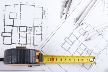 Mimari Proje, planları, blueprint rulo ve bölücü Pusula, planları üstten mühendislik araçları görünüm Çap pergeli. Uzay kopyalayın. İnşaat arka plan.
