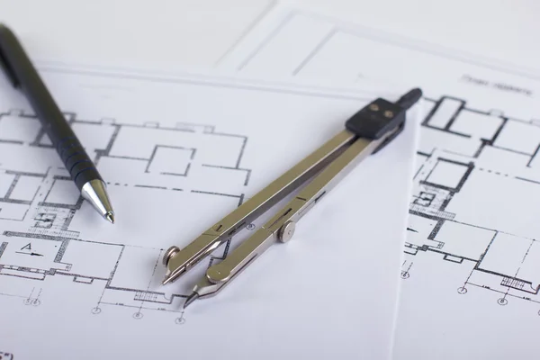 Architekturprojekt, Blaupausen, Blaupausen Rollen und Trennkompass, Bremssättel auf Plänen Engineering-Tools Blick von oben. Kopierraum. Hintergrund der Bauarbeiten. — Stockfoto