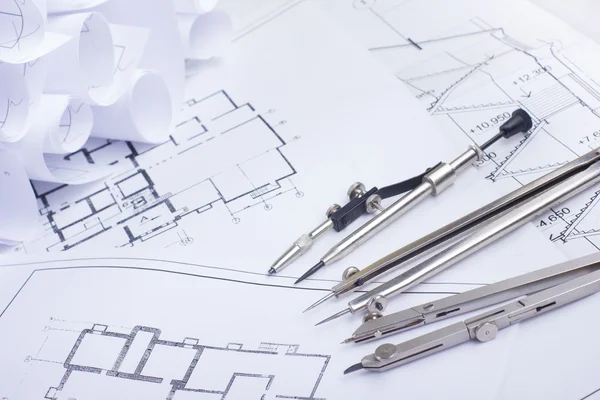 Architekturprojekt, Blaupausen, Blaupausen Rollen und Trennkompass, Bremssättel auf Plänen Engineering-Tools Blick von oben. Kopierraum. Hintergrund der Bauarbeiten. — Stockfoto