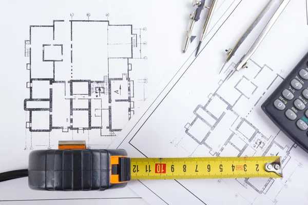 Architekturprojekt, Blaupausen, Blaupausen Rollen und Trennkompass, Bremssättel auf Plänen Engineering-Tools Blick von oben. Kopierraum. Hintergrund der Bauarbeiten. — Stockfoto