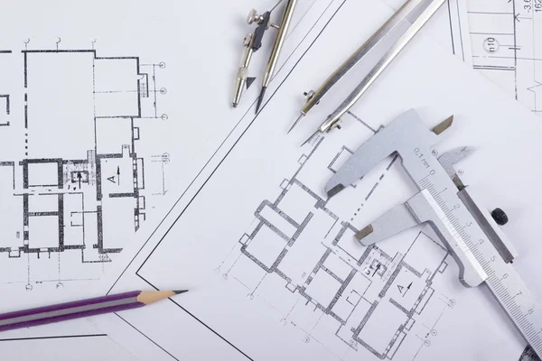 Proyecto arquitectónico, planos, planos de planos. Vista de herramientas de ingeniería desde la parte superior. Copiar espacio. Fondo de construcción . —  Fotos de Stock