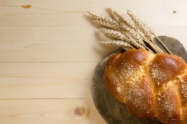 Frisches Brot und Weizen auf dem Holztisch. Ansicht von oben. Kopierraum — Stockfoto