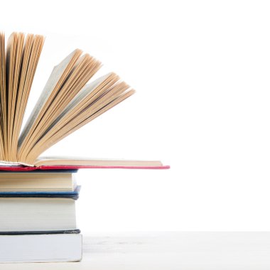 Beyaz arka plan üzerinde izole ahşap masa üzerinde kitap yığını. Okula dönüş. Kopya alanı