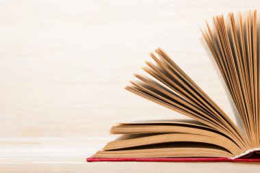 Ahşap masa üzerinde açık bir kitap. Okula dönüş. Kopya alanı