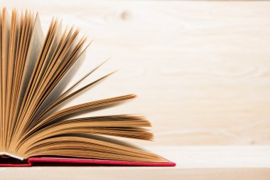 Ahşap masa üzerinde açık bir kitap. Okula dönüş. Kopya alanı