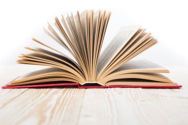 Ahşap masa üzerinde açık bir kitap. Okula dönüş. Kopya alanı