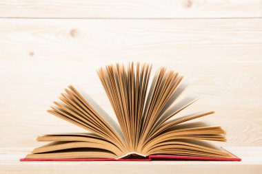 Ahşap masa üzerinde açık bir kitap. Okula dönüş. Kopya alanı