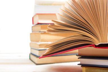 Beyaz arka plan üzerinde izole ahşap masa üzerinde kitap yığını. Okula dönüş. Kopya alanı