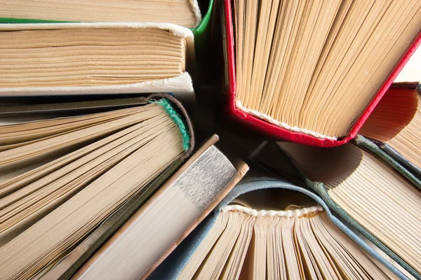 Κάτοψη της παλιάς χρησιμοποιείται πολύχρωμο βιβλίο με σκληρό εξώφυλλο βιβλία. Επιστροφή στο σχολείο. — Φωτογραφία Αρχείου