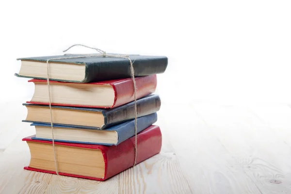 Montón de libros sobre mesa de madera aislada sobre fondo blanco. De vuelta a la escuela. Copiar espacio —  Fotos de Stock