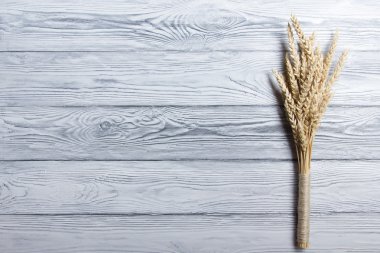 Ahşap masa buğday kulaklara. Ahşap arka plan üzerinde buğday demet. Hasat kavramı. Üstten Görünüm