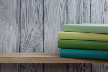 Ahşap masa üzerinde renkli kitap yığını. Okula dönüş. Kopya alanı