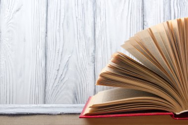 Ahşap masa üzerinde açık bir kitap. Okula dönüş. Kopya alanı
