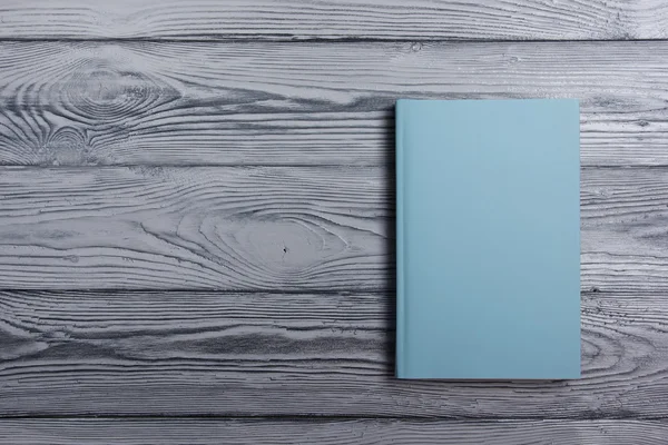 Portada de libro en blanco sobre fondo de madera texturizada. Copiar espacio —  Fotos de Stock