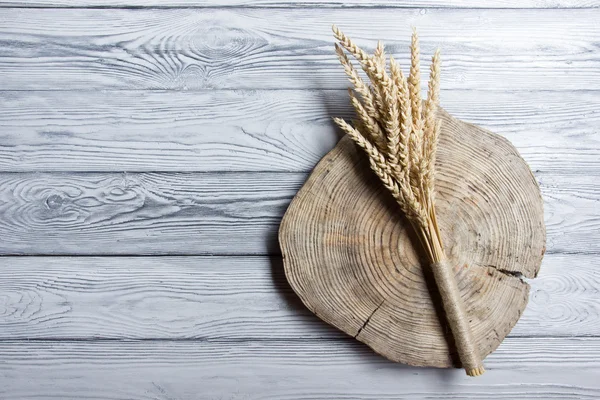 Orejas de trigo sobre mesa de madera. Hoja de trigo sobre fondo de madera. Concepto de cosecha. Vista superior — Foto de Stock