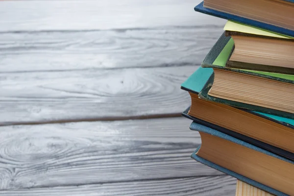 Stapel kleurrijke boeken op houten tafel. Terug naar school. Kopiëren van ruimte — Stockfoto