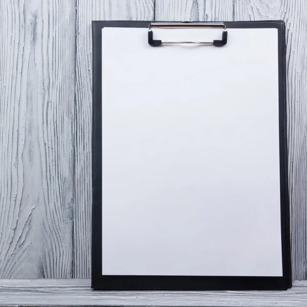 Clipboard with blank sheet of paper on wood background. Copy space — Φωτογραφία Αρχείου