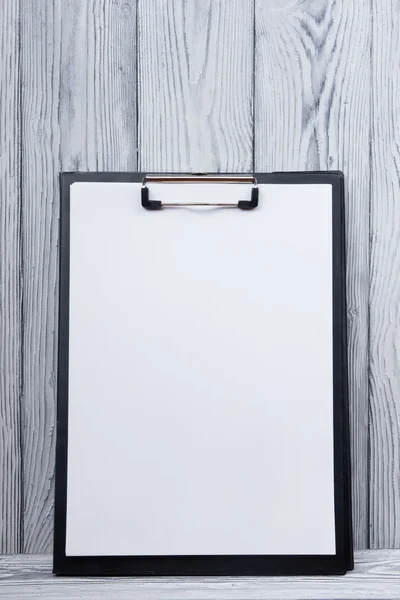 Clipboard with blank sheet of paper on wood background. Copy space — 스톡 사진