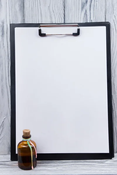 Clipboard with blank sheet of paper on wood background. Copy space — Zdjęcie stockowe