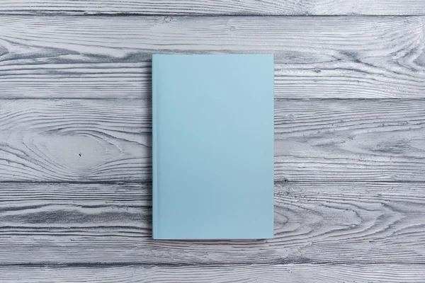Sampul buku kosong pada latar belakang kayu bertekstur. Salin ruang — Stok Gambar Sampul buku kosong pada latar belakang kayu bertekstur. Salin ruang Stok Foto