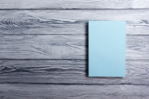 Copertina libro bianco su sfondo in legno strutturato. Copia spazio Foto Stock