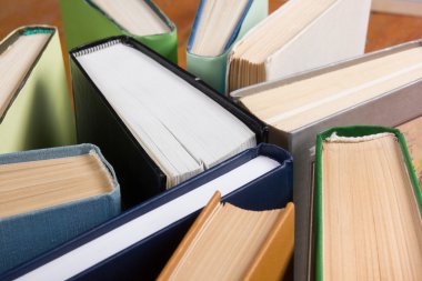 Üstten Görünüm eski kullanılan renkli ciltli kitaplar. Okula dönüş.