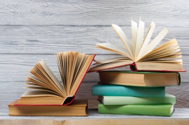 Ahşap masa üzerinde renkli kitap yığını. Okula dönüş. Kopya alanı