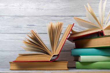 Ahşap masa üzerinde renkli kitap yığını. Okula dönüş. Kopya alanı