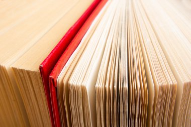 Üstten Görünüm eski kullanılan renkli ciltli kitaplar. Okula dönüş.