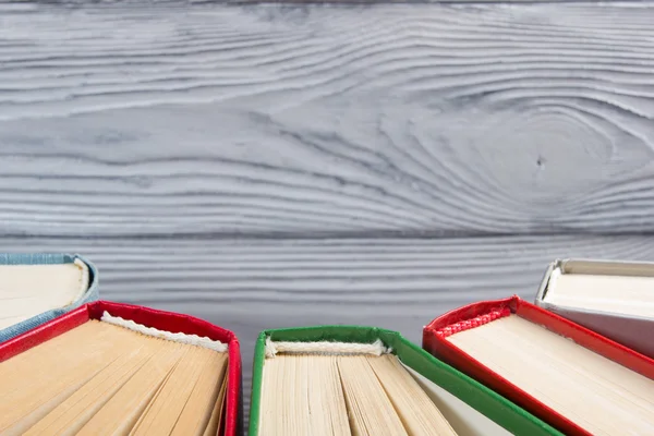 Vista superior de viejos libros de tapa dura de colores usados. Regreso a la escuela . —  Fotos de Stock