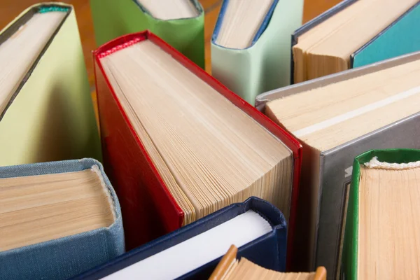 Bovenaanzicht van oude gebruikt kleurrijke hardback boeken. Terug naar school. — Stockfoto